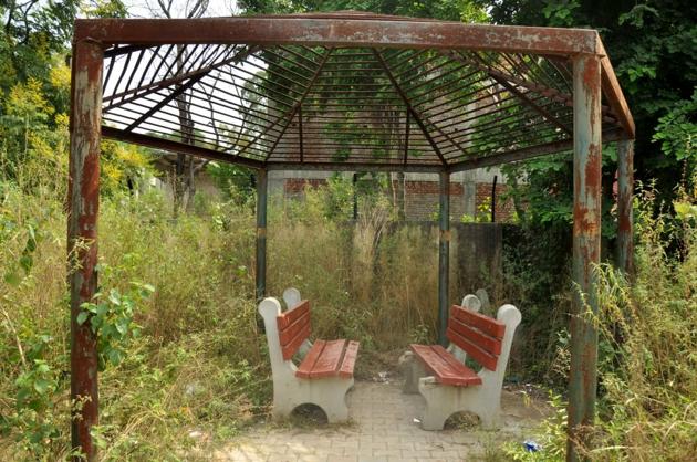 A gazebo with its top missing and wild growth everywhere at a park in Dera Bassi.(HT Photo)