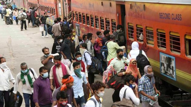 Migrants who arrived from Delhi on a Shramik Special board a local train at Danapur station to reach their destinations, in Patna, Bihar on May 23, 2020.(Santosh Kumar/HT file photo)