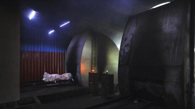 The body of a person who died of Covid-19 is prepared for cremation in New Delhi on September 16. A total of 1,113 people died due to Covid-19 in the last 24 hours, the health ministry’s update said on September 20, taking the death toll to 86,752. The Covid-19 case fatality rate (CFR) in the country stands at 1.61%. (Manish Swarup / AP) The body of a person who died of Covid-19 is prepared for cremation in New Delhi on September 16. A total of 1,113 people died due to Covid-19 in the last 24 hours, the health ministry’s update said on September 20, taking the death toll to 86,752. The Covid-19 case fatality rate (CFR) in the country stands at 1.61%. (Manish Swarup / AP)
