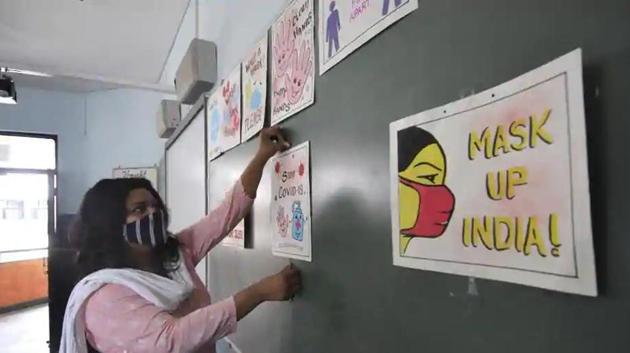 Students may attend school seeking help from their teachers on subjects that they need to but with their parents’ written consent. Teachers, however, will start attending school based on a roster system. (HT PHOTO.) Students may attend school seeking help from their teachers on subjects that they need to but with their parents’ written consent. Teachers, however, will start attending school based on a roster system. (HT PHOTO.)