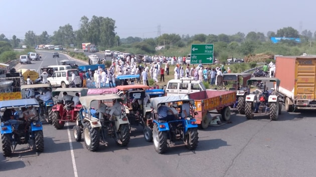 Farmers block Rohtak- Hisar National Highway on Sunday in protest against three contentious farm sector bills.(Manoj Dhaka/HT PHOTO)