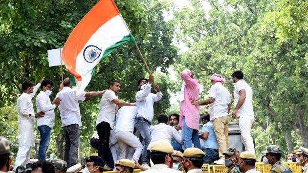 Delhi Pradesh Congress workers during a demonstration against agriculture related reform bills, near Shastri Bhawan in New Delhi on Monday, September 21, 2020.(Arvind Yadav/HT PHOTO)