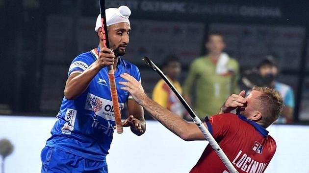 Indian player Mandeep Singh (11) tussle with Laroslav Loginov (19) of Russia during FIH Hockey Olympic Qualifiers 2019.(PTI)