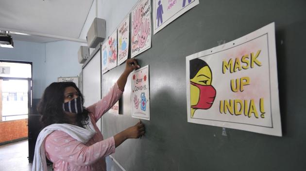The Centre’s Unlock 4 guidelines, which were issued late last month to further ease the restrictions imposed in March to deal with the pandemic, allowed students of classes 9 to 12 outside containment zones to return to schools on a voluntary basis from September 21 (Monday) to seek academic guidance.(Sunil Ghosh /HT Photo)