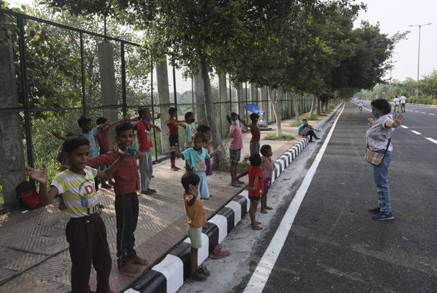 Veena Gupta, right, performs stretch exercises during a class for underprivileged children she conducts with her husband Virendra Gupta, in New Delhi, India, on Sept. 3, 2020. (AP) Veena Gupta, right, performs stretch exercises during a class for underprivileged children she conducts with her husband Virendra Gupta, in New Delhi, India, on Sept. 3, 2020. (AP)