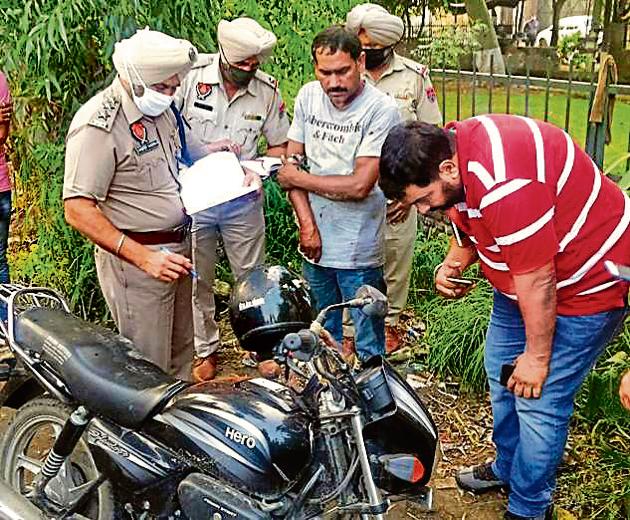 Cops at the crime scene in Ludhiana on Tuesday.(HT PHOTO)
