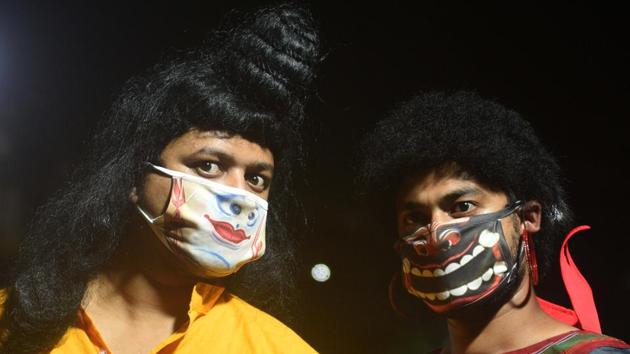 Purba Paschim theatre group actors seen between rehearsals at EZCC on September 20. Keeping in mind prevailing conditions, the play lays emphasis on the use of facial coverings and the ensemble’s costumes also employ printed face masks to suit their characters. (Samir Jana / HT Photo) Purba Paschim theatre group actors seen between rehearsals at EZCC on September 20. Keeping in mind prevailing conditions, the play lays emphasis on the use of facial coverings and the ensemble’s costumes also employ printed face masks to suit their characters. (Samir Jana / HT Photo)