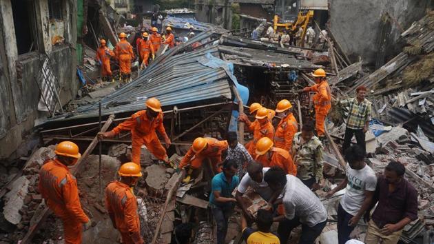 NDRF teams conducting rescue operations at the collapse site in Bhiwandi. (Praful Gangurde/ HT Photo)