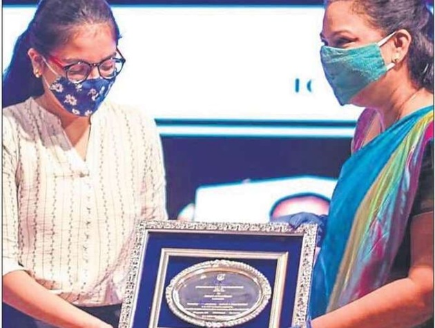 Seema Saini, principal of NL Dalmia High School, Mira Road, felicitating Mahi Sachdeva (left) — who secured All India 2nd Rank with 99.40% in ICSE Class 10 exam, and Prajwal Maheshwari (right) — who was ranked third in the country with 98.75% in ISC Class 12 exam.(HT)