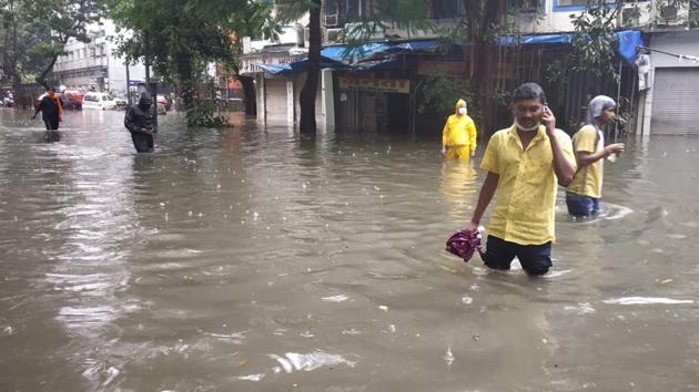 Water logging at King’s Circle in Mumbai.(Vijayanand Gupta/HT Photo)