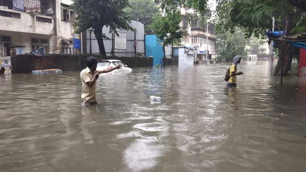 Water logging at King’s Circle in Mumbai.(Vijayanand Gupta/HT Photo) Water logging at King’s Circle in Mumbai.(Vijayanand Gupta/HT Photo)