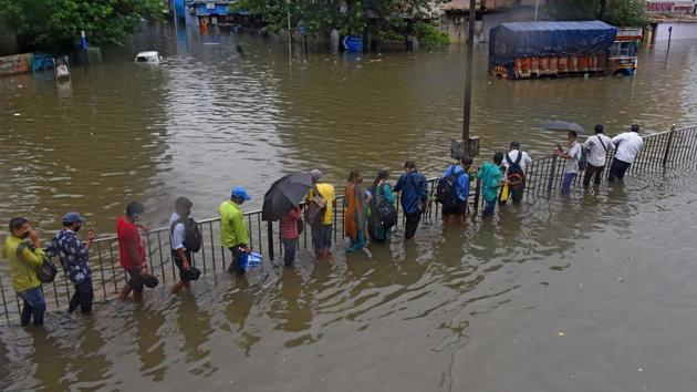 Commuters wade through a waterlogged road at King’s circle in Mumbai on September 23. (Vijayanand Gupta / HT Photo) Commuters wade through a waterlogged road at King’s circle in Mumbai on September 23. (Vijayanand Gupta / HT Photo)