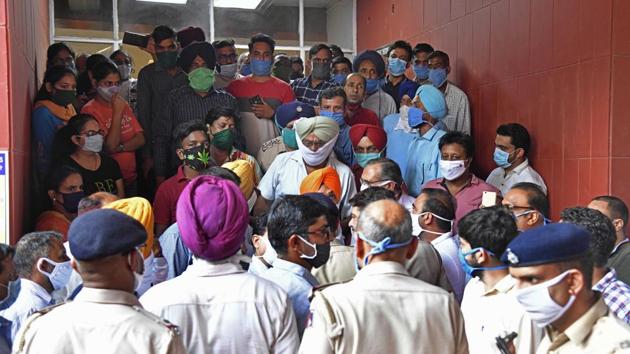 Municipal employees protesting against the BJP at the MC office in Sector 17, Chandigarh, on Tuesday. (Keshav Singh/HT) Municipal employees protesting against the BJP at the MC office in Sector 17, Chandigarh, on Tuesday. (Keshav Singh/HT)
