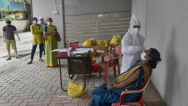 Healthcare workers conduct Covid-19 screening and swab test at Goregaon in Mumbai on Tuesday.(Satyabrata Tripathy/HT Photo) Healthcare workers conduct Covid-19 screening and swab test at Goregaon in Mumbai on Tuesday.(Satyabrata Tripathy/HT Photo)