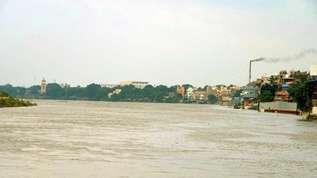The report attributed the worsening report card of the Ganges to the discharge of untreated or partially treated sewage, negligible or dry seasonal flow that increases concentration of pollution and no fresh water discharges from the upstream.(HT photo)