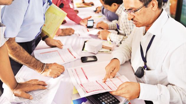 Tax department organised special camp for government employee to help file their Income Tax Returns (ITRs) in this file picture from 2015.(Pradeep Gaur/Mint)