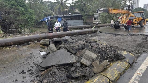Repair work underway near the Oshiwara river bridge after a water-pipeline burst due to pressure caused by excessive rain in Mumbai on September 23. After the intensity of rain reduced marginally around midnight, thundershowers were witnessed around 3.30am onwards, followed by intense downpour, HT reported. (Satyabrata Tripathy / HT Photo) Repair work underway near the Oshiwara river bridge after a water-pipeline burst due to pressure caused by excessive rain in Mumbai on September 23. After the intensity of rain reduced marginally around midnight, thundershowers were witnessed around 3.30am onwards, followed by intense downpour, HT reported. (Satyabrata Tripathy / HT Photo)