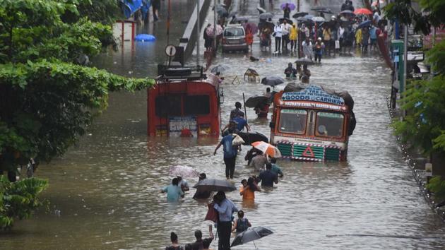 Commuters and vehicles wade through a waterlogged road at Lalbaug in Mumbai on September 23. The weather bureau had sounded a yellow alert for the rest of September 23 and the intensity of rain was predicted to reduce by the evening. (Bhushan Koyande / HT Photo) Commuters and vehicles wade through a waterlogged road at Lalbaug in Mumbai on September 23. The weather bureau had sounded a yellow alert for the rest of September 23 and the intensity of rain was predicted to reduce by the evening. (Bhushan Koyande / HT Photo)