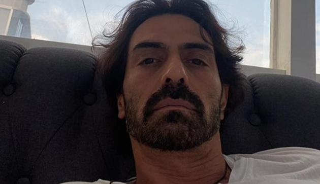 Arjun Rampal looks bored at home with the quarantine. Arjun Rampal looks bored at home with the quarantine.
