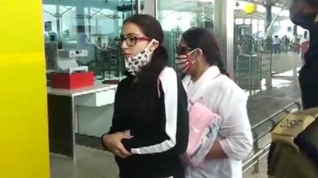 Actor Sara Ali Khan leaves for Mumbai from Goa airport.(ANI photo) Actor Sara Ali Khan leaves for Mumbai from Goa airport.(ANI photo)