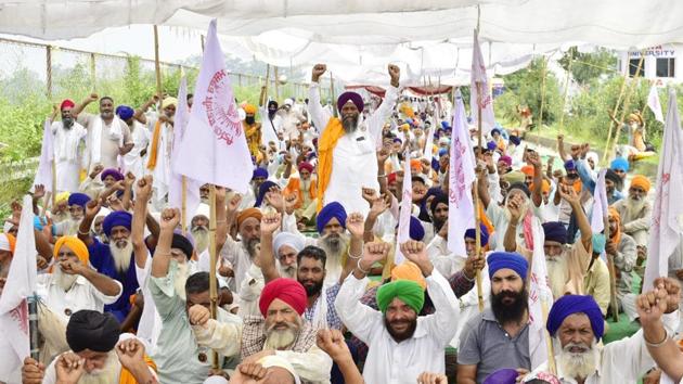 Farmers in Punjab are protesting the passage of the three agriculture bills in Parliament and have called for the three-day rail blockade starting on Thursday.(Sameer Sehgal/HT)