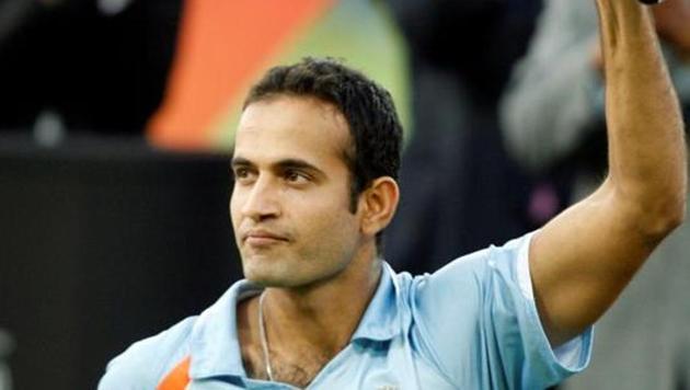 India's Irfan Pathan holds the Man of Match trophy after his team defeated Pakistan in the ICC World Twenty20 cricket final match in Johannesburg.(REUTERS)