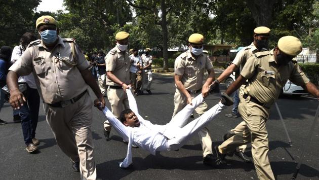 Police officials detain a Delhi Pradesh Congress worker during a demonstration against agricultural reform bills in New Delhi on September 21. As both bills await the President’s assent, the Congress Party on September 24 launched its nearly two-month-long “mass movement” against the government for passing “anti-farmer and anti-poor” bills. The party’s decision to hit the streets came on September 21 during a meeting of general secretaries and in-charge of states at the party headquarters. (Arvind Yadav / HT Photo) Police officials detain a Delhi Pradesh Congress worker during a demonstration against agricultural reform bills in New Delhi on September 21. As both bills await the President’s assent, the Congress Party on September 24 launched its nearly two-month-long “mass movement” against the government for passing “anti-farmer and anti-poor” bills. The party’s decision to hit the streets came on September 21 during a meeting of general secretaries and in-charge of states at the party headquarters. (Arvind Yadav / HT Photo)