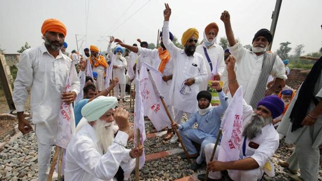 Farmers block a railway track as they participate in 'Rail Roko Andolan' during a protest against the farm bills .(PTI) Farmers block a railway track as they participate in 'Rail Roko Andolan' during a protest against the farm bills .(PTI)