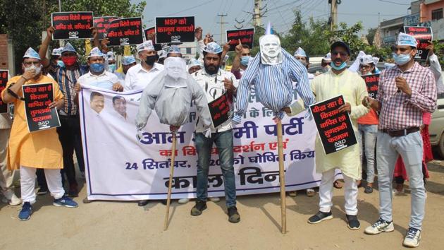 AAP workers protest against the Centre’s agriculture bills in Gurugram on September 24, 2020. “The three agriculture bills are anti-farmer in nature. Farmers across the country are protesting against them. The central government should roll back the law,” Delhi CM and AAP’s party chief Arvind Kejriwal tweeted at the start of Parliament’s monsoon session as he opposed the bill. (Parveen Kumar / HT Photo) AAP workers protest against the Centre’s agriculture bills in Gurugram on September 24, 2020. “The three agriculture bills are anti-farmer in nature. Farmers across the country are protesting against them. The central government should roll back the law,” Delhi CM and AAP’s party chief Arvind Kejriwal tweeted at the start of Parliament’s monsoon session as he opposed the bill. (Parveen Kumar / HT Photo)