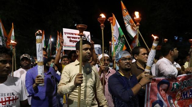 Supporters of India's main opposition Congress party carry torches as they attend a protest march against farm bills in Kolkata.(Reuters)
