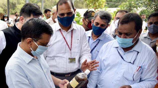 Delhi chief minister Arvind Kejriwal inspects the bio decomposer technique developed by the institute, during his visit to the Indian Agricultural Research Institute, in New Delhi on Thursday.(ANI) Delhi chief minister Arvind Kejriwal inspects the bio decomposer technique developed by the institute, during his visit to the Indian Agricultural Research Institute, in New Delhi on Thursday.(ANI)