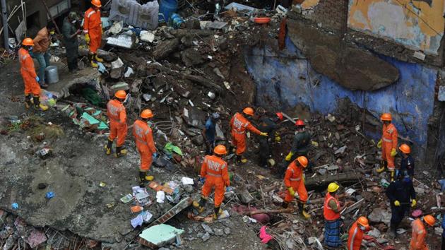 A three-storey building collapsed around 3:40 am on Monday in the Patel compound area in the Thane district.(Praful Gangurde/ HT Photo)