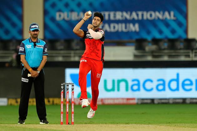 Shivam Dube bowls. (IPL/Twitter)