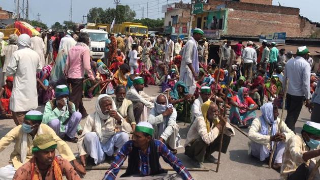 Farmers blocking the state highway in Mahoba, Bundelkhand. (HT Photo) Farmers blocking the state highway in Mahoba, Bundelkhand. (HT Photo)
