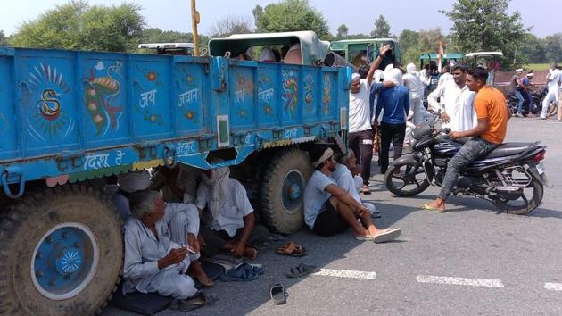 Farmers blocked road by parking tractors on Rohtak-Chandigarh national highway near Brahaman Bass village in Rohtak. (HT Photo/Manoj Dhaka) Farmers blocked road by parking tractors on Rohtak-Chandigarh national highway near Brahaman Bass village in Rohtak. (HT Photo/Manoj Dhaka)