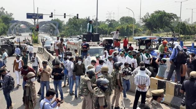 Farmers, in tractors and cars, reached Noida Gate near Mayur Vihar around 11.45am. Delhi Police personnel have been deployed on the Delhi side of the border. They set up barricades to stop farmers’ entry into Delhi.(Sunil Ghosh/HT Photo) Farmers, in tractors and cars, reached Noida Gate near Mayur Vihar around 11.45am. Delhi Police personnel have been deployed on the Delhi side of the border. They set up barricades to stop farmers’ entry into Delhi.(Sunil Ghosh/HT Photo)
