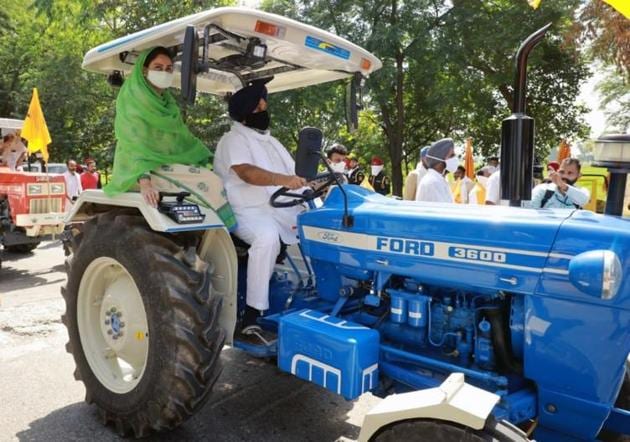 Shiromani Akali Dal president Sukhbir Singh Badal and Bathinda MP Harsimrat Kaur Badal during a protest against the farm bills at their native Lambi village in Muktsar district on Friday.(Sanjeev Kumar/HT)