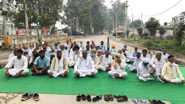 Haryana farmers staging a dharna on Yamunanagar-Kurukshetra road in the state on Friday. (HT Photo) Haryana farmers staging a dharna on Yamunanagar-Kurukshetra road in the state on Friday. (HT Photo)