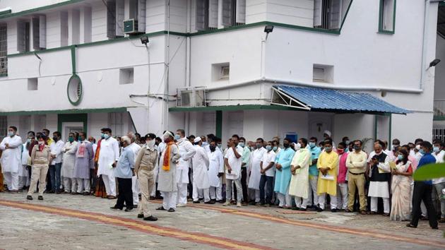 Ticket-seekers wait outside Janta Dal-United office to meet Bihar chief minister Nitish Kumar ahead of the Bihar assembly election, in Patna, on September 24.(PTI) Ticket-seekers wait outside Janta Dal-United office to meet Bihar chief minister Nitish Kumar ahead of the Bihar assembly election, in Patna, on September 24.(PTI)