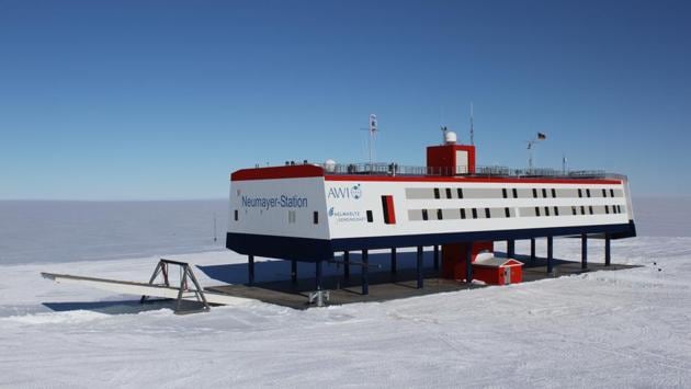 Germany’s Neumayer Station III is built on a platform above the snow-covered surface. Engineers adjust the station’s 16 hydraulic supports on a regular basis, allowing it to adapt to changes in snow cover. In the summer, up to 50 people live and work at the station. (Felix Riess / AWI)