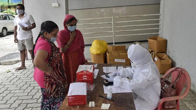 People consult with a health care worker at a Covid-19 testing helpdesk in Goregaon, Mumbai on September 24. The number of tests done daily in August ranged between 7,000 and 9,000. However, in September, the daily testing figure has risen to between 10,000 and 15,000. (Satyabrata Tripathy / HT Photo) People consult with a health care worker at a Covid-19 testing helpdesk in Goregaon, Mumbai on September 24. The number of tests done daily in August ranged between 7,000 and 9,000. However, in September, the daily testing figure has risen to between 10,000 and 15,000. (Satyabrata Tripathy / HT Photo)