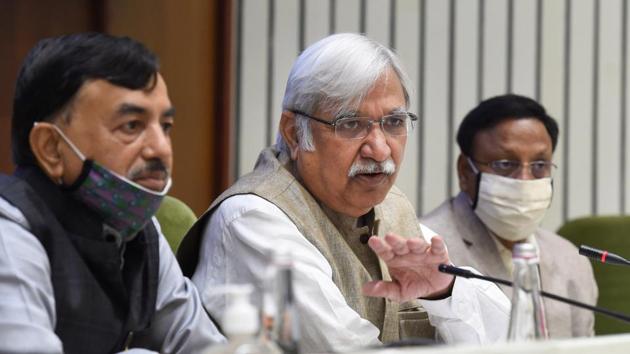 Chief Election Commissioner Sunil Arora with election commissioners Sushil Chandra (left) and Rajiv Kumar (right) announces the schedule for the Bihar assembly elections on Friday.(PTI Photo)