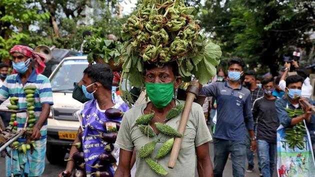 Farmers wearing vegetable garlands attend a protest march against farm bills passed in the parliament in Kolkata on September 23. The All India Kisan Sabha(AIKS) has also called for a mass protest on September 25 in Bengal to condemn the violation of Parliamentary procedures and rights of the states and farmers in passing the bills without any debate or consultation, HT reported. (Rupak De Chowdhuri / Reuters) Farmers wearing vegetable garlands attend a protest march against farm bills passed in the parliament in Kolkata on September 23. The All India Kisan Sabha(AIKS) has also called for a mass protest on September 25 in Bengal to condemn the violation of Parliamentary procedures and rights of the states and farmers in passing the bills without any debate or consultation, HT reported. (Rupak De Chowdhuri / Reuters)