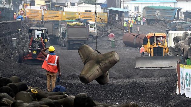 Work underway at a construction site in Mumbai on September 22. HT reported on September 21 that in the past 31 days, the city has recorded case fatality rate (CFR) of 2.2% (1,115 deaths and 51,617 cases), which has helped bring down Mumbai’s overall CFR from 5.5% to 4.5% between August 20 and September 20. (Punit Paranjpe / AFP) Work underway at a construction site in Mumbai on September 22. HT reported on September 21 that in the past 31 days, the city has recorded case fatality rate (CFR) of 2.2% (1,115 deaths and 51,617 cases), which has helped bring down Mumbai’s overall CFR from 5.5% to 4.5% between August 20 and September 20. (Punit Paranjpe / AFP)