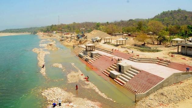 District administration and other oganisations involved in the Namami Gange project in UP are using migrants for Ganga beautification project.(HT Photo)