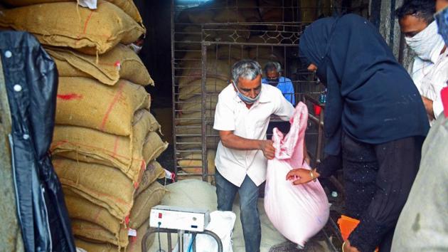 People queue outside a government ration shop at Turbhe during Unlock 2.0 in Navi Mumbai (Photo by Bachchan Kumar/ HT PHOTO)