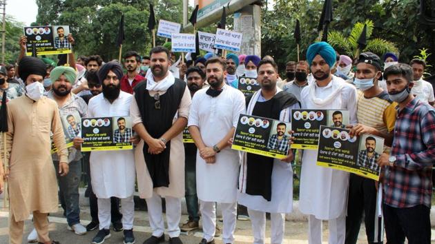 AAP activists staging a protest in Mohali on Thursday. (Gurminder Singh/HT)