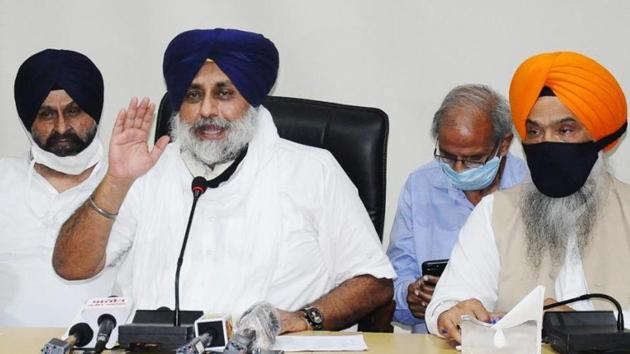 Shiromani Akali Dal leader Sukhbir Singh Badal announcing decision to quit the NDA.(Twitter/@officeofssbadal)