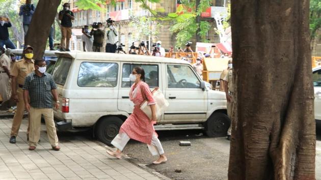 Sara Ali Khan arrives at NCB office for questioning.(Varinder Chawla)