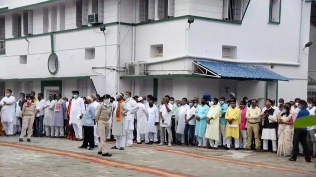 Ticket-seekers wait outside Janta Dal-United office to meet Bihar chief minister Nitish Kumar ahead of the Bihar assembly election, in Patna, on September 24.(PTI) Ticket-seekers wait outside Janta Dal-United office to meet Bihar chief minister Nitish Kumar ahead of the Bihar assembly election, in Patna, on September 24.(PTI)